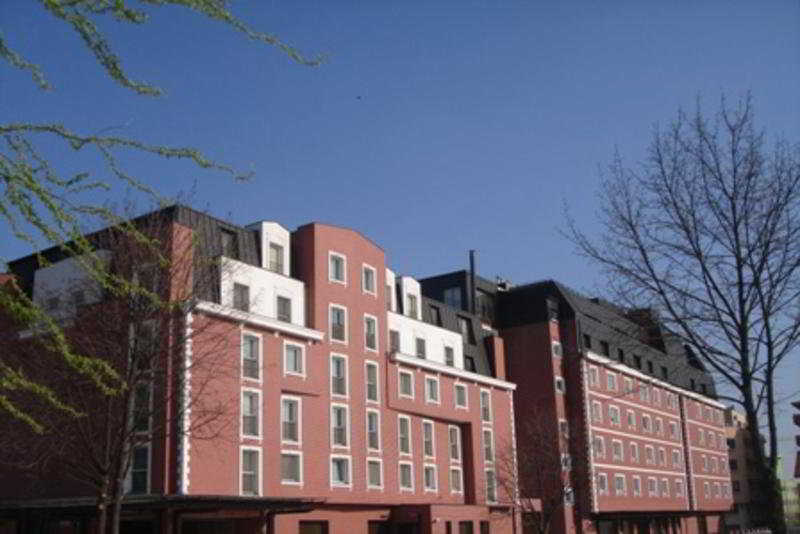 Ramada Hotel & Suites By Wyndham Bucharest North Zewnętrze zdjęcie